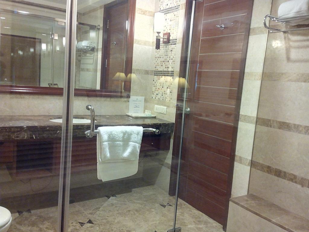 The Ocean Pearl Retreat Hotel Új-Delhi Szoba fotó